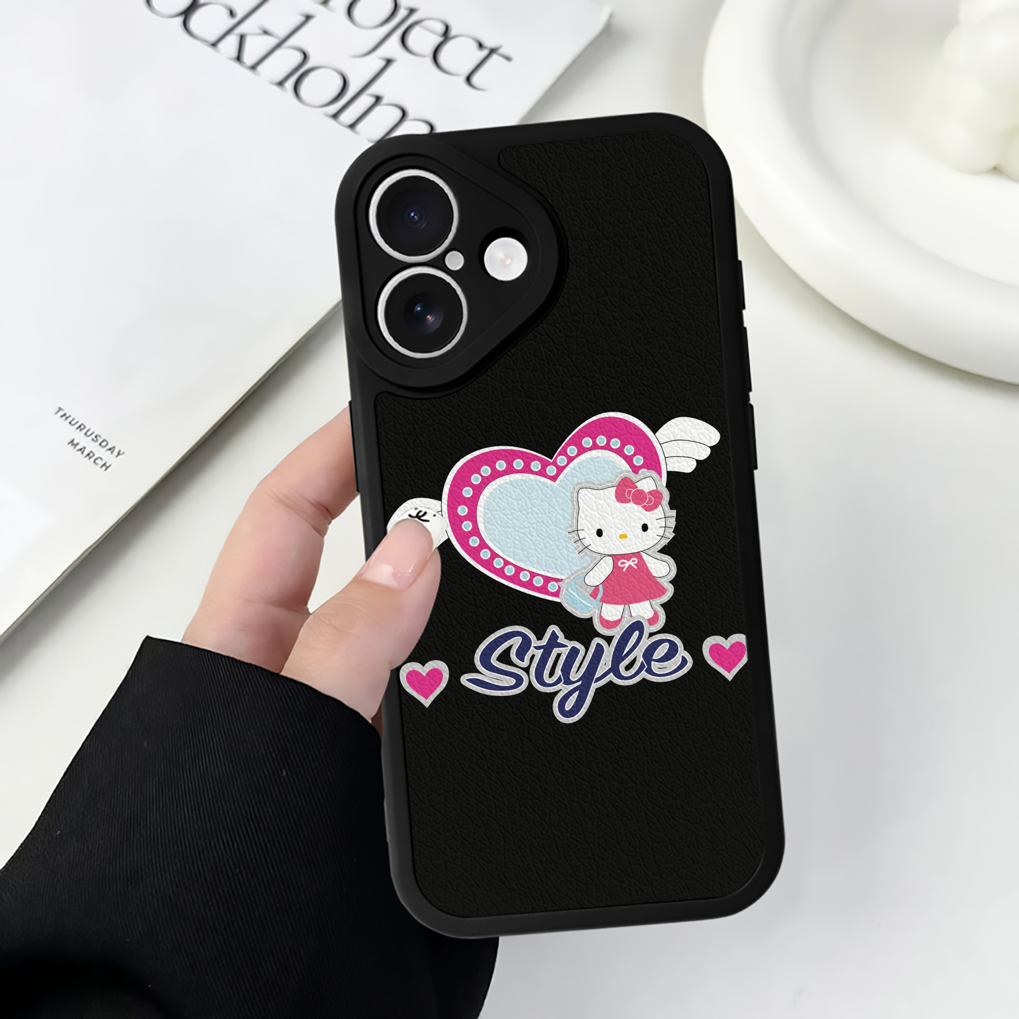 （画像用） Hello Kitty ハローキティ 【iPhone 16シリーズ対応】シリコンスマホケース（レザー調） 材質：シリコン